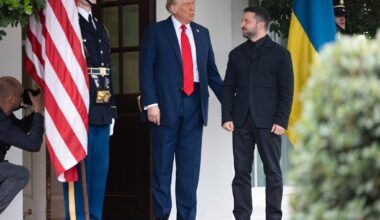 Volodymyr Zelenskyj presses av USA, ifølge Reuters. Her er Zelenskyj sammen med USAs president Donald Trump under et besøk i Det hvite hus i august.