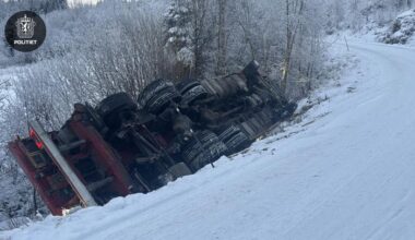 Glatte ulykker: Kranbil skled utfor veien