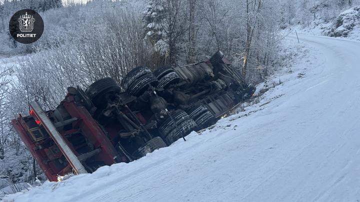 Glatte ulykker: Kranbil skled utfor veien