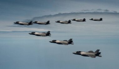 Kampfly flyg i V-formasjon.