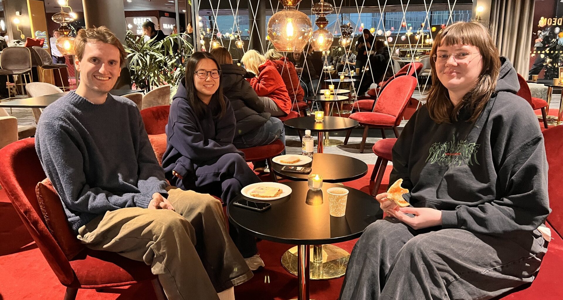 Her har de vært hele natta: – Tror jeg er den eneste som ikke har sovna - Avisa Oslo