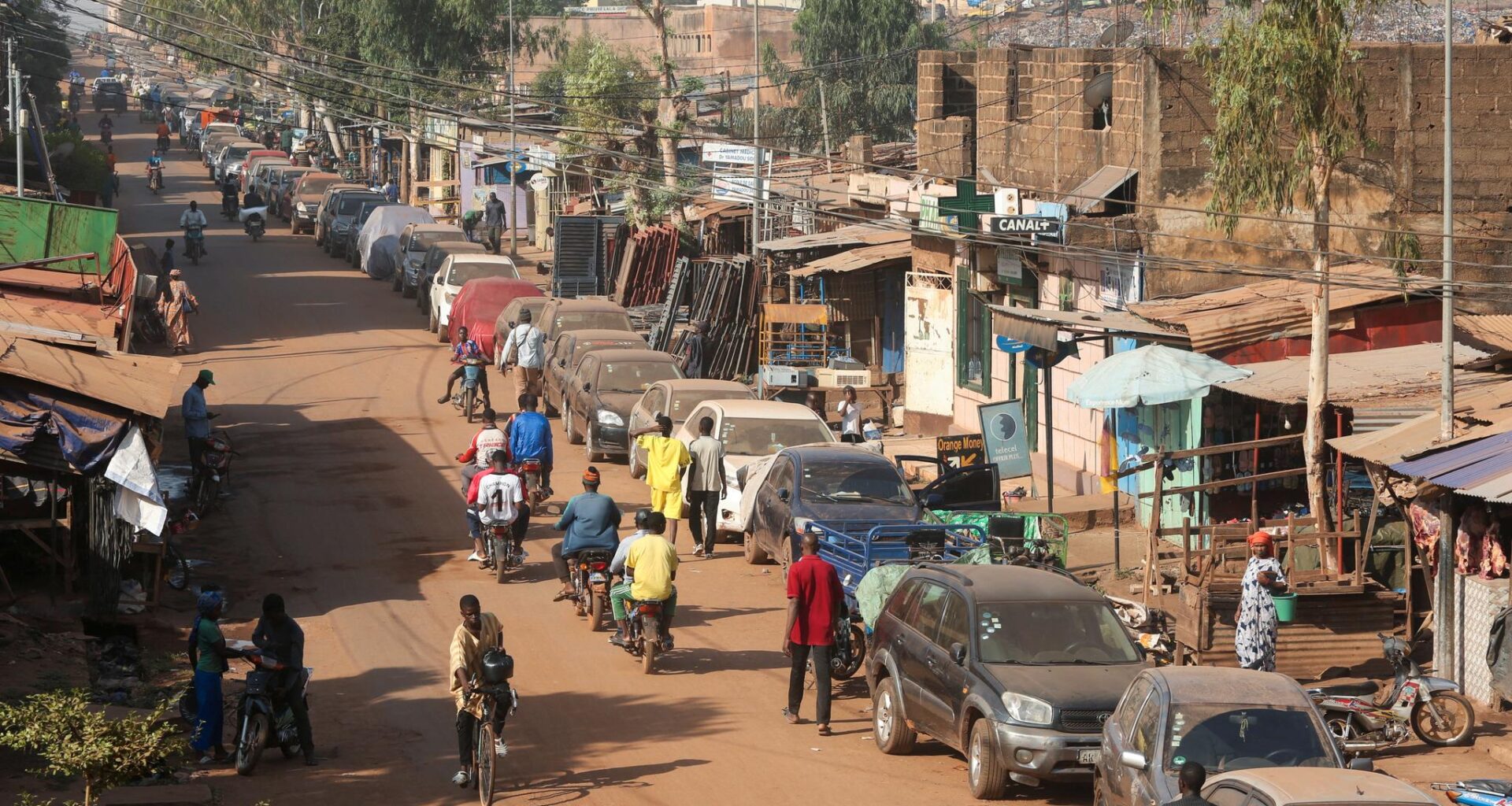 Langs veiene i Bamako står biler forlatt etter. En blokade fra Al-Qaida-tilknyttede opprørere førte til akutt drivstoffmangel i september.