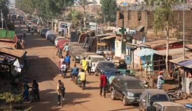 Langs veiene i Bamako står biler forlatt etter. En blokade fra Al-Qaida-tilknyttede opprørere førte til akutt drivstoffmangel i september.