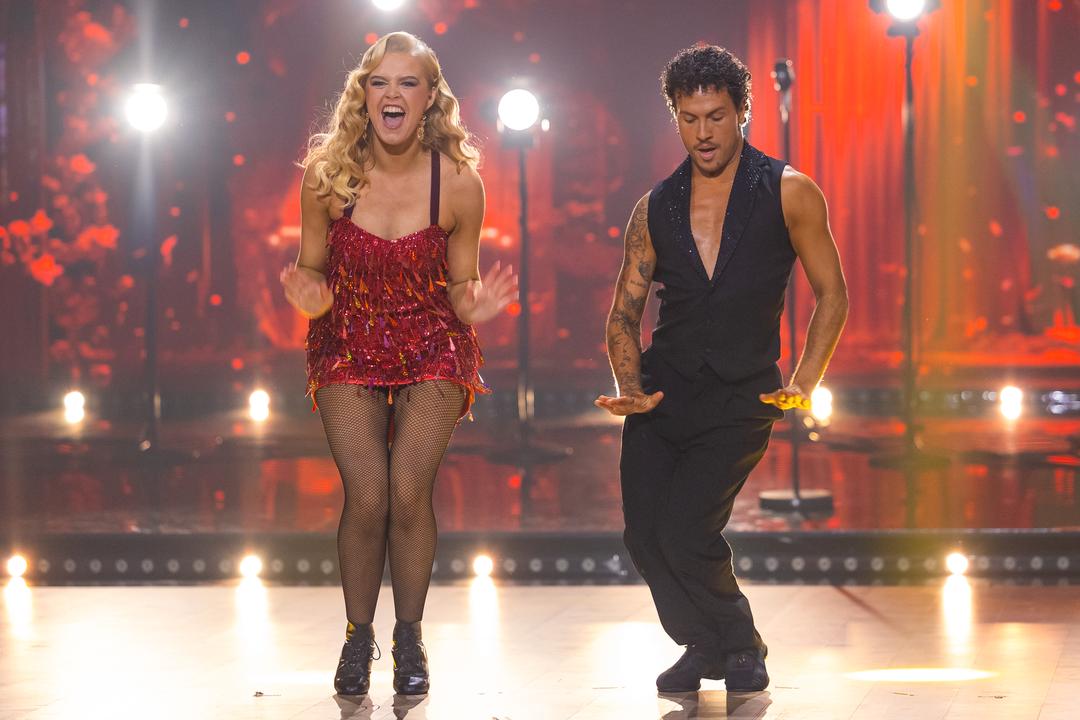 Deltagerne danser inn i julestemningen