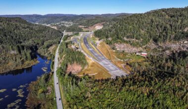 Bildet viser gammel E39 og ny E39 ved Herdal like øst for Lyngdal sentrum.