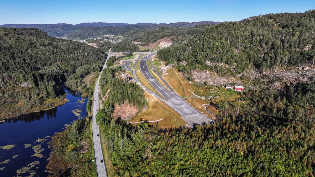 Bildet viser gammel E39 og ny E39 ved Herdal like øst for Lyngdal sentrum.