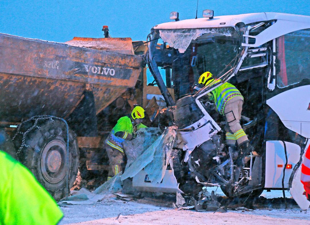 Bussjåfør Daniel Nilsen Jørgensen satt fastklemt etter kollisjon med dumper på E8 ved Tromsø i februar 2023