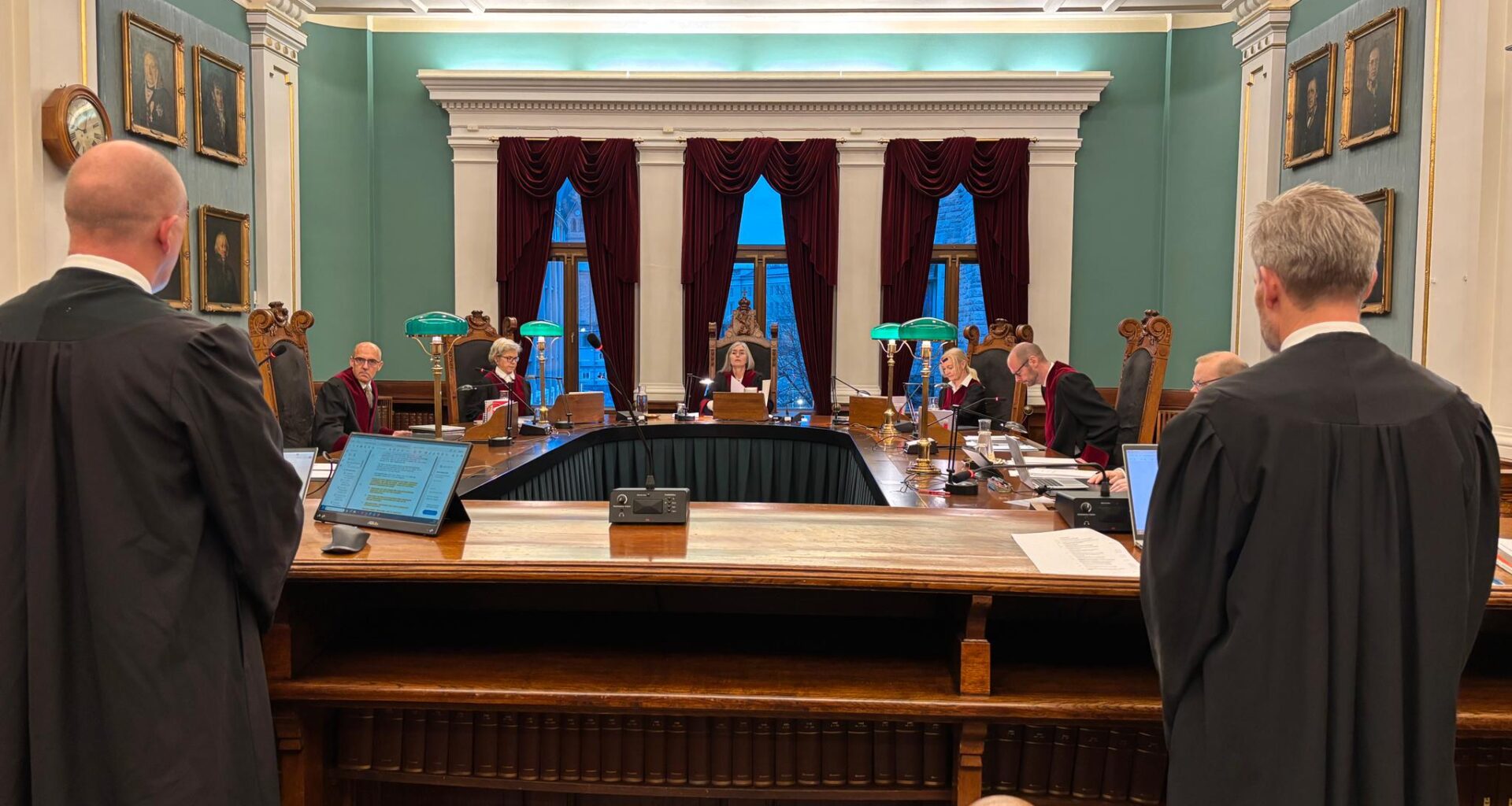 Forsvarer Svein Holden (t.v.), Statsadvokat Andreas Schei (t.h) foran høyesterettsdommerne før retten ble satt i Baneheia-saken.