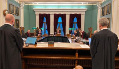 Forsvarer Svein Holden (t.v.), Statsadvokat Andreas Schei (t.h) foran høyesterettsdommerne før retten ble satt i Baneheia-saken.