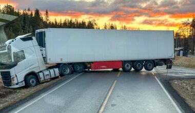 Full sjåfør sov i vogntog på tvers av veien