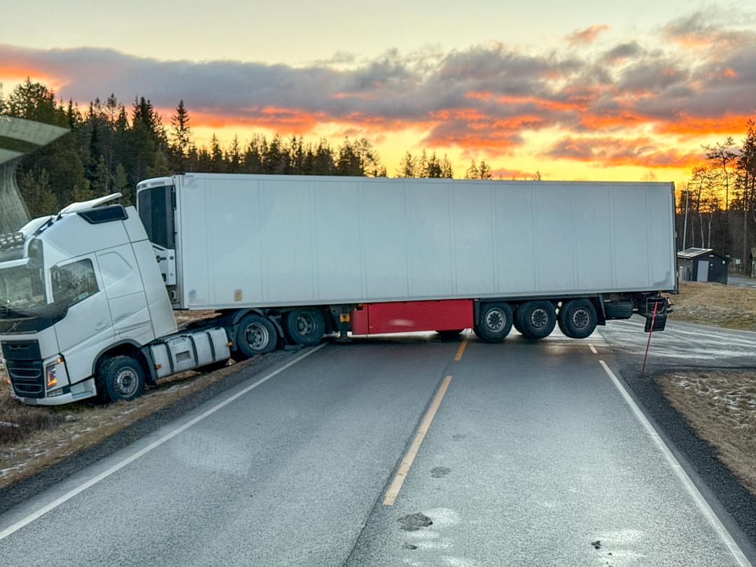 Full sjåfør sov i vogntog på tvers av veien
