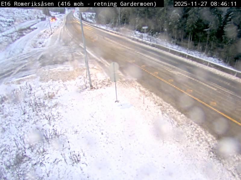 Det er glatte kjøreforhold på Romerike dette morgenen.