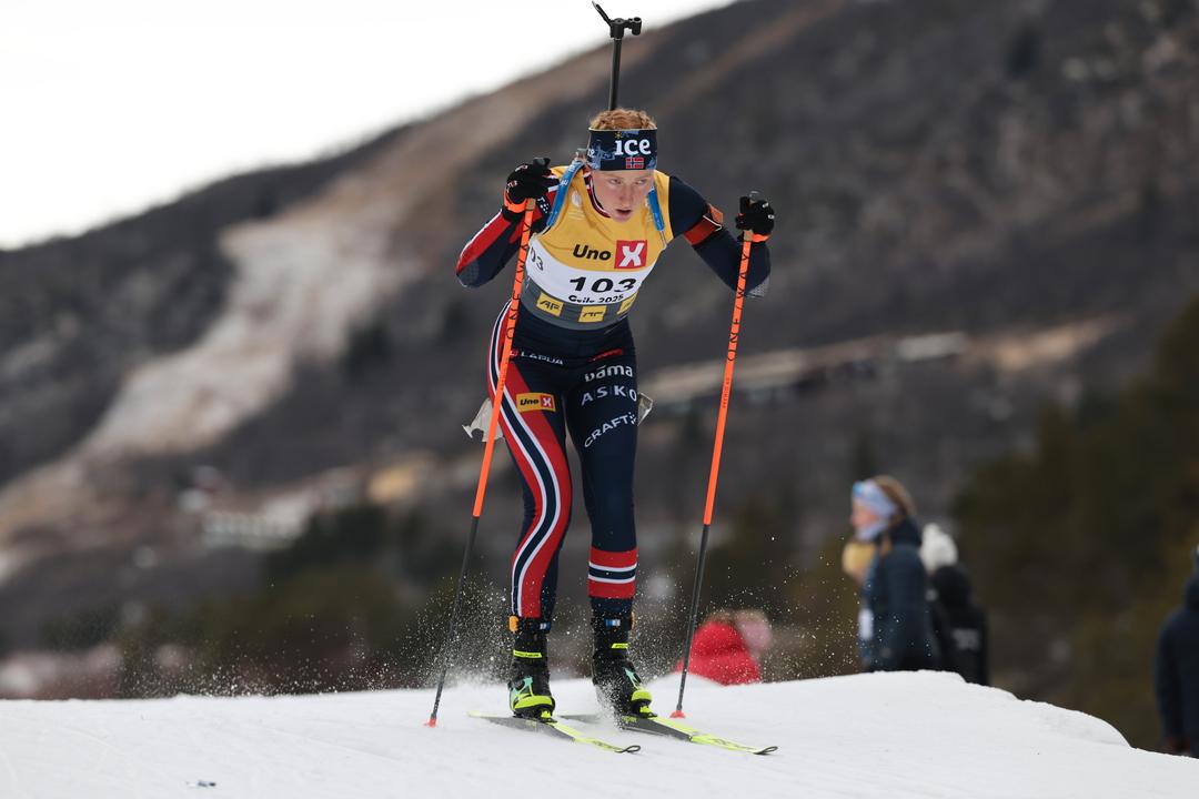 Maren Hjelmeset Kirkeeide vant sprinten i skiskytteråpningen etter sekundstrid