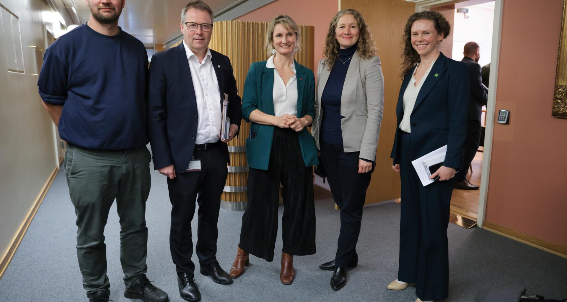 God stemning da budsjettforhandlingene startet 14. november: Mímir Kristjánsson (Rødt), Bjørn Arild Gram (Sp), Marthe Hammer (SV), Eli Tuva Moflag (Ap) og Ingrid Liland (MDG) etter det første innledende møte på Stortinget.