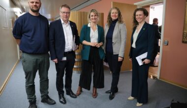 God stemning da budsjettforhandlingene startet 14. november: Mímir Kristjánsson (Rødt), Bjørn Arild Gram (Sp), Marthe Hammer (SV), Eli Tuva Moflag (Ap) og Ingrid Liland (MDG) etter det første innledende møte på Stortinget.