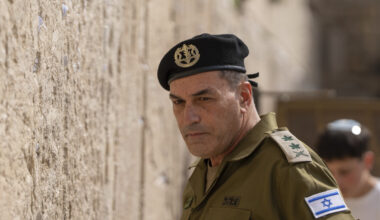 Israels forsvarssjef gir flere høytstående personer fyken etter Hamas-angrep