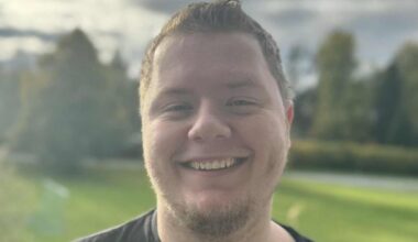 (+) 22-åring bygger AI-prosjekter som tjener penger mens han sover