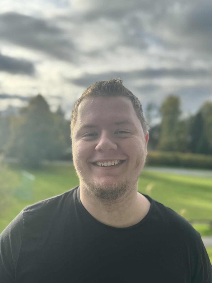 (+) 22-åring bygger AI-prosjekter som tjener penger mens han sover