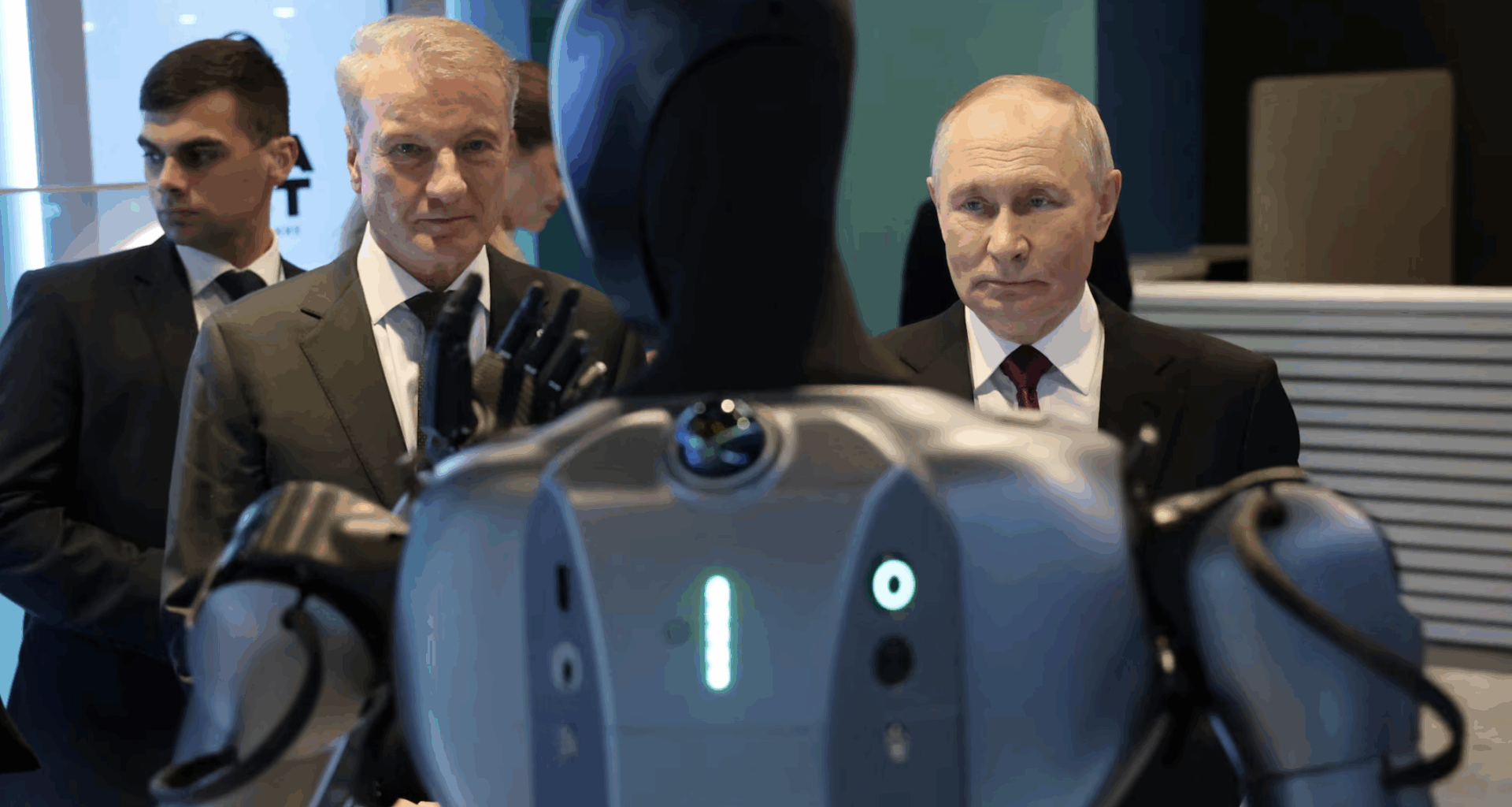 AI-drevet robot danser for Putin bare dager etter at en av dens følgesvenner snublet -