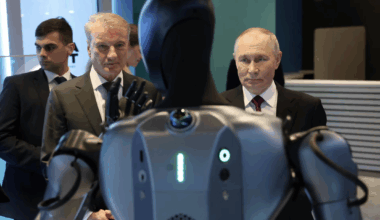 AI-drevet robot danser for Putin bare dager etter at en av dens følgesvenner snublet -
