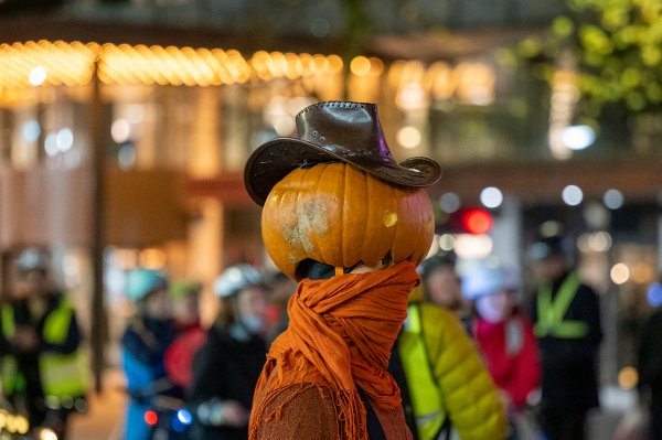 Halloween i Bergen 2025 Julien-Pooya Weths stiller med sykkelhjelm inni et gresskar under aksjonen til foreningen Critical Mass på halloween-kvelden.
