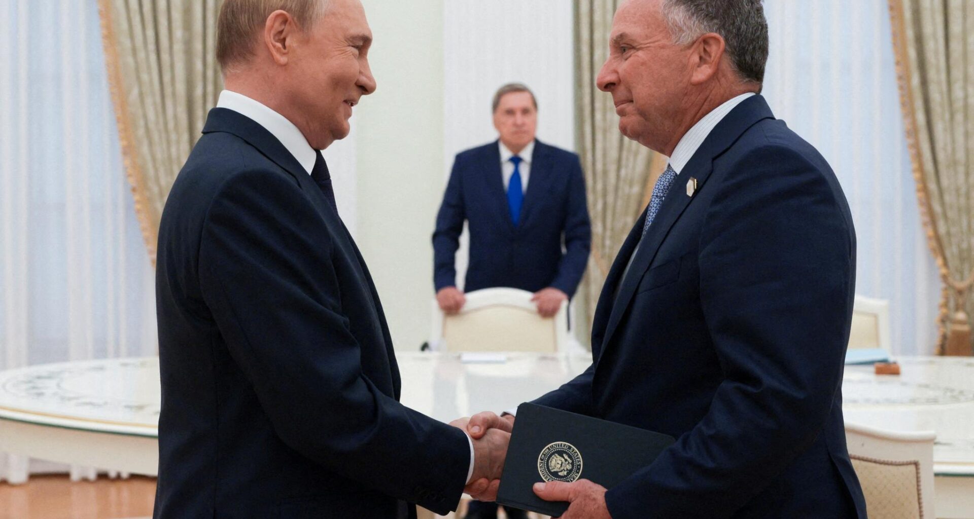 Russlands president Vladimir Putin ønsker USAs spesialutsending Steve Witkoff velkommen under et møte i Moskva 6. august i år.