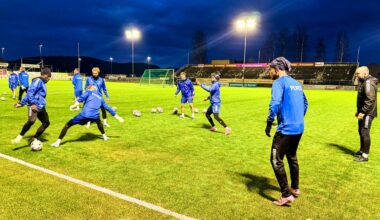 En gruppe mennesker som spiller fotball