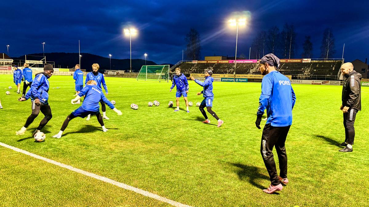 En gruppe mennesker som spiller fotball