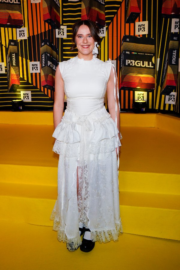 Oslo 20251128.
May (Margrethe Frich) ankommer gul løper under P3 Gull 2025 på Trekanten i Oslo fredag ettermiddag. Flere av kveldens nominerte, artister og gjester møtte pressen før sendingen startet på NRK.
Foto: Thomas Fure / NTB