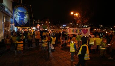 NÅ: Fakler, plakater og protester på utsiden av Agderposten før skoledebatt - agderposten.no