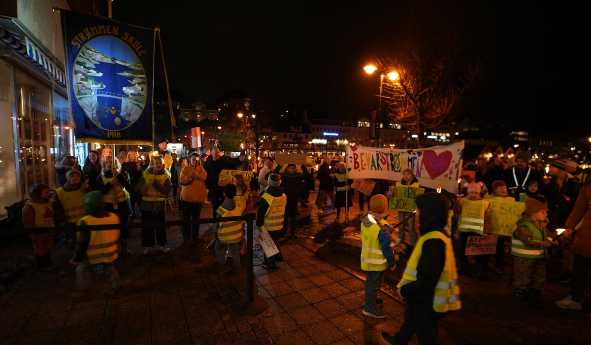 NÅ: Fakler, plakater og protester på utsiden av Agderposten før skoledebatt - agderposten.no