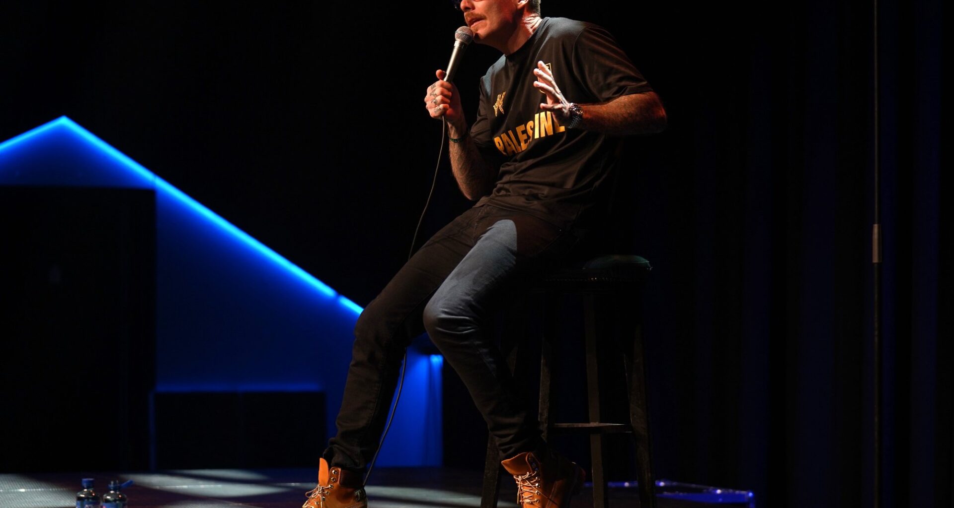 Kultur, Stand up | Erlend Osnes trakk fulle hus – lettrørt og nostalgisk