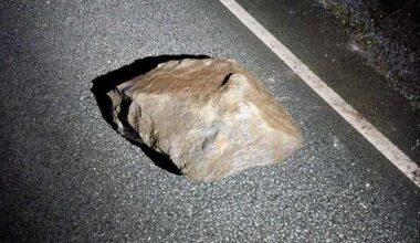 E16 delvis stengt etter steinras på Voss