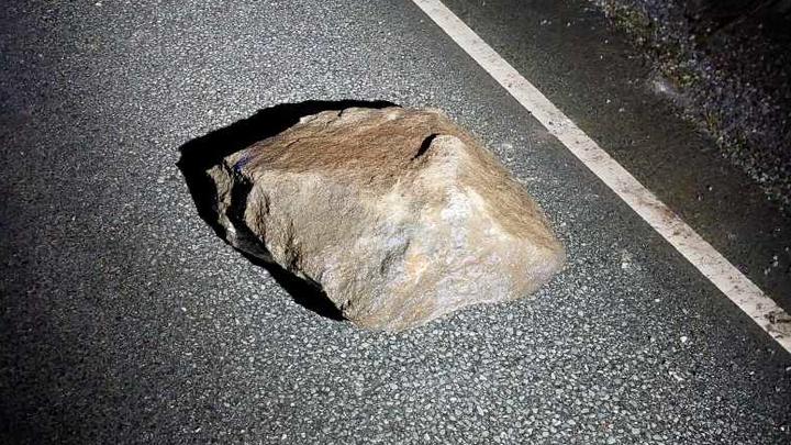 E16 delvis stengt etter steinras på Voss