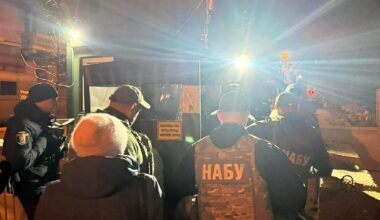 Korrupsjonsjegerne ransaker Zelenskyjs stabssjef