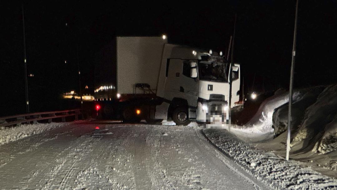 Lastebil på tvers - lange køer