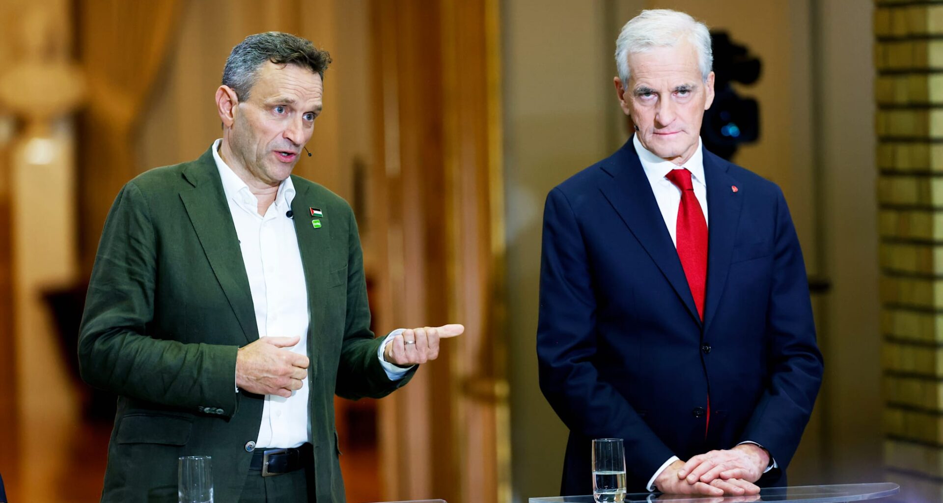 MDG-leder Arild Hermstad med Ap-leder og statsminister Jonas Gahr Støre under partilederbatten på Stortinget i september.