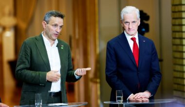 MDG-leder Arild Hermstad med Ap-leder og statsminister Jonas Gahr Støre under partilederbatten på Stortinget i september.