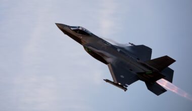 Ser ødeleggelsene fra lufta: – Man ser en eksplosjon i en ukrainsk bygning og skjønner at mennesker dør - fosna-folket.no