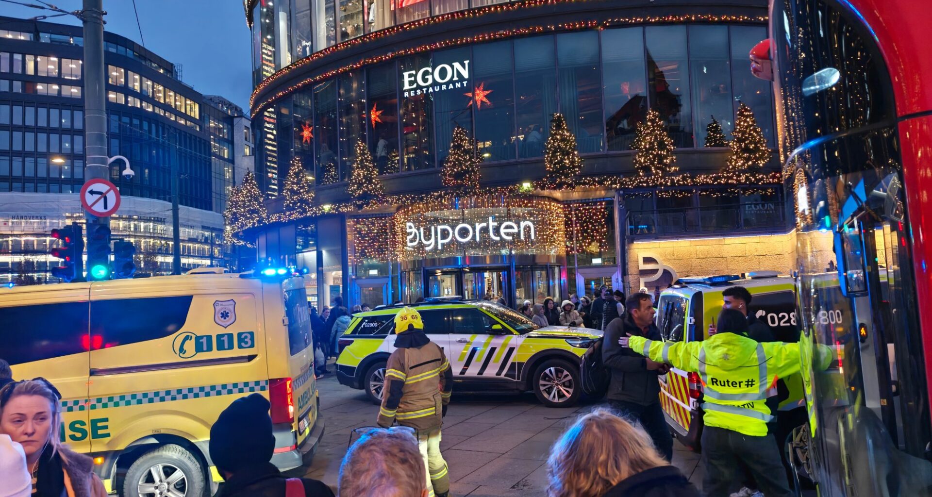 Jernbanetorget, Politi | Politiet til tilskuere på Jernbanetorget: – Fy, skam dere!