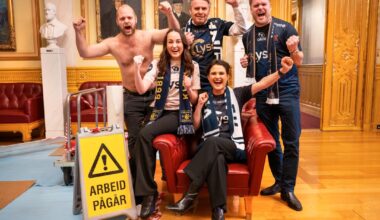 Fotballfeber på Stortinget:  Mímir Kristjánsson kastet skjorta