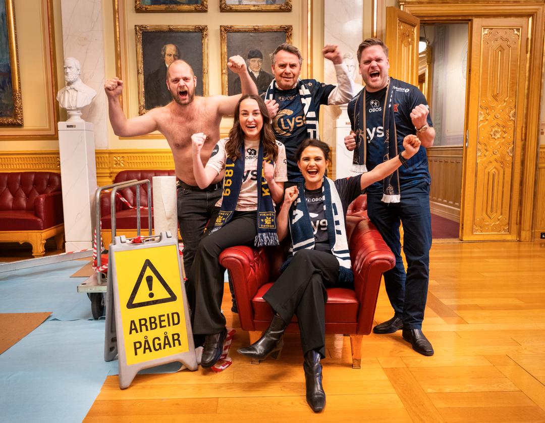 Fotballfeber på Stortinget:  Mímir Kristjánsson kastet skjorta