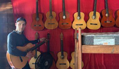 I eviggrønne Amazonas dro klimaministeren frem gitaren for å spille Green Day