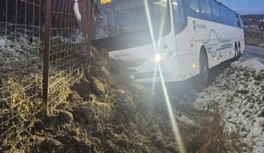 Trafikk, Ulykker | Buss kjørte av veien i Hamar: – Vanskelig føre