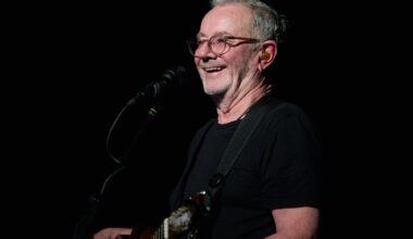 Kultur, Åge Aleksandersen | Åge alene på turne: – Jeg ønsker å møte folk med sangene mine slik de ble skrevet – ærlig, nært og ekte