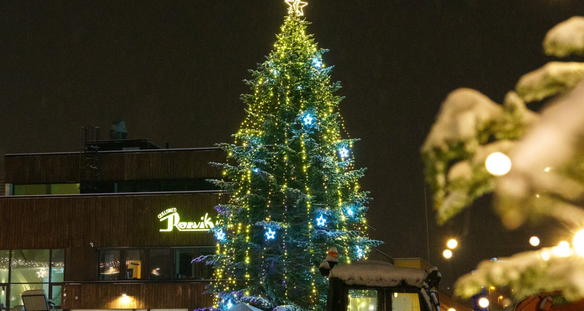 Mosjøen, Vær | Må utsette julegrantenninga: – Er ventet kraftig vind og nedbør