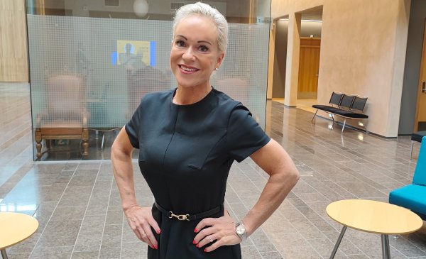 PAUSE: Miriam Angell i en pause fra alvoret i retten ble det et lite smil og litt galgenhumor. Høy temperatur i rettsak der over 100 millioner står i spill for sykehusene. Påstander om «skyhøy lønn» og knusende tilsynrapport uventet lagt frem. Motparten mener sårbare pasienter kan bli skadelidende på om sykehusene får viljen sin.