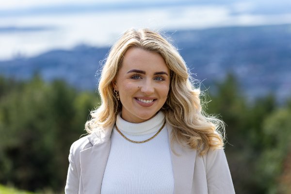 ÅPEN: Hanna-Martine Slåttland Baller kommer med en ærlig innrømmelse i podkasten sin  «Hanna og de heldige». Sarpsborg-influenser Hanna-Martine Slåttland Baller (24) åpner opp om legningen sin i ny podkastepisode.