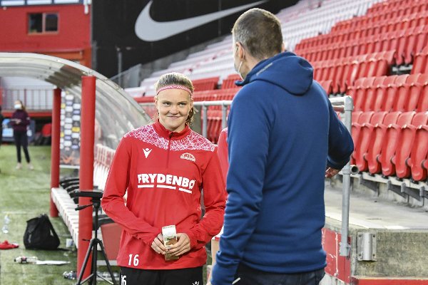 Signe Gaupset (16) ble Sandvikens store helt mot Arna-Bjørnar. Drømmedebuten gjorde pappa Ketil Gaupset rørt. 16-åring sendte Sandviken mot seriegull: – Dette er utrolig stort Ketil Gaupset fikk en tåre i øyekroken da han så sin 16 år gamle datter sendte Stadion-publikumet til himmels med en drømmescoring.