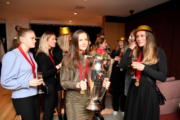 Fra venstre Signe Gaupset, Ingrid Spord, Tuva Hansen og Ingrid Stenevik. Gulljentene ble hyllet på Hotel Norge